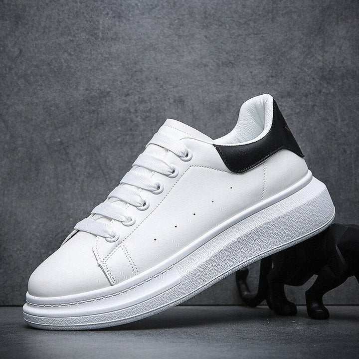 "Herr sneakers urban stil i vit/svart PU-läder med slank design, perfekt för stil och komfort i varje steg."