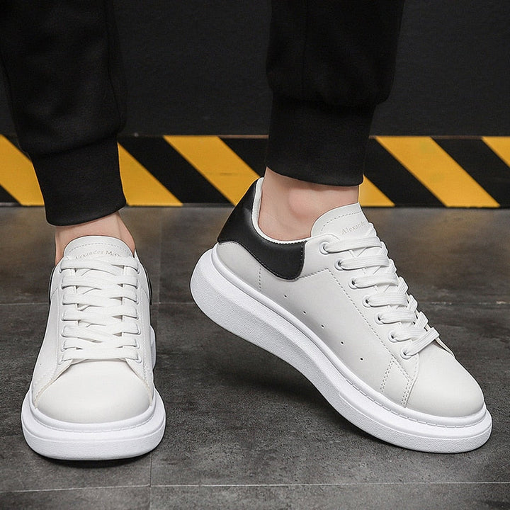 "Herr sneakers urban stil i vit/svart PU-läder med slank design, perfekt för stil och komfort i varje steg."