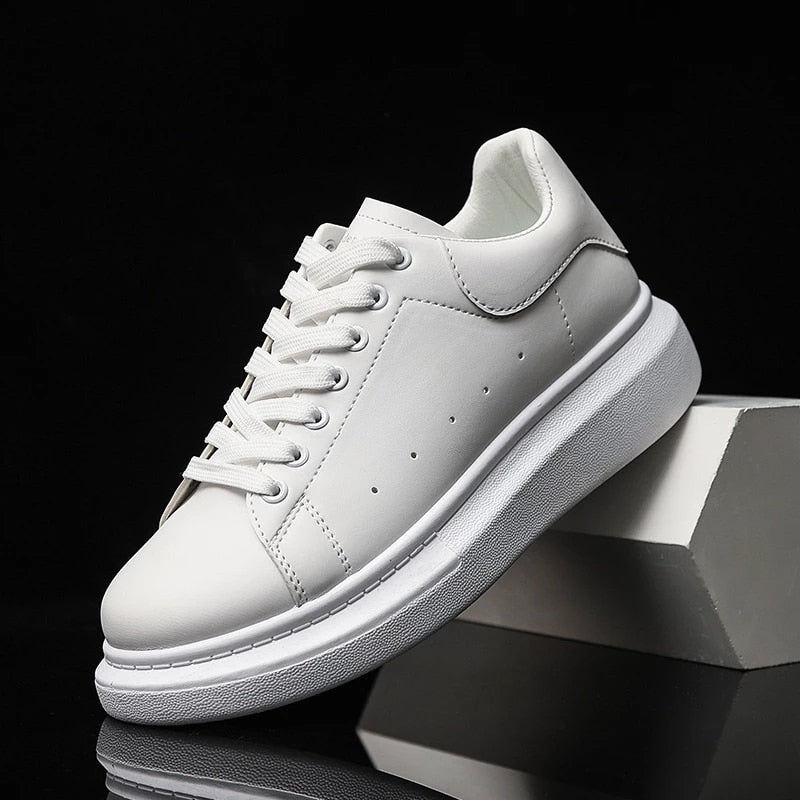 "Herr sneakers urban stil i vit/svart PU-läder med slank design, perfekt för stil och komfort i varje steg."