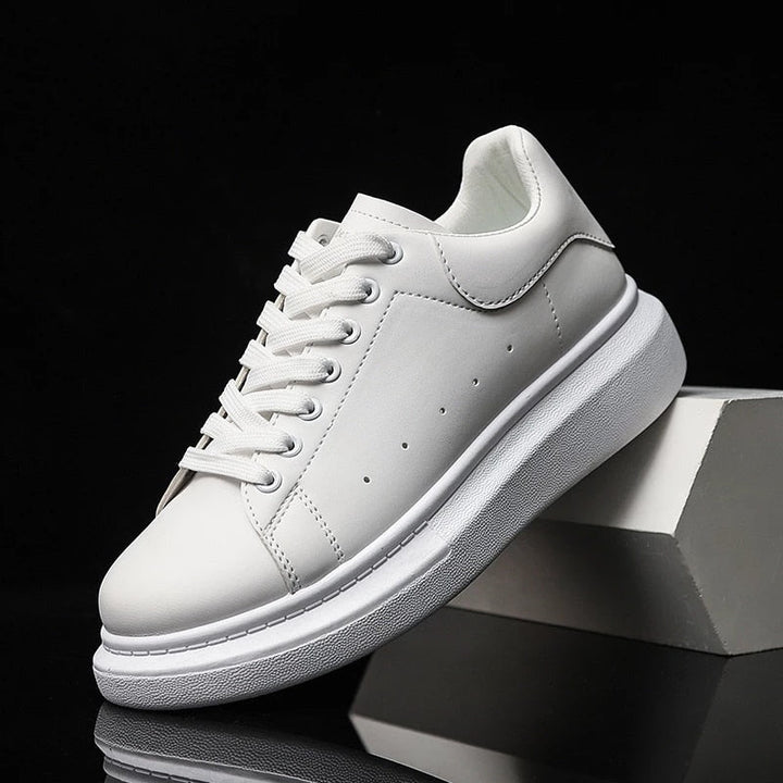 "Herr sneakers urban stil i vit/svart PU-läder med slank design, perfekt för stil och komfort i varje steg."