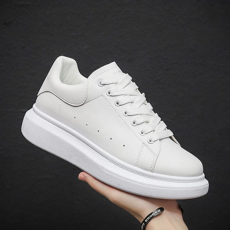 "Herr sneakers urban stil i vit/svart PU-läder med slank design, perfekt för stil och komfort i varje steg."