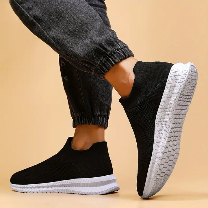 "Herr sockskor i textil och syntet med strumpliknande design, lätt flexibel sula, modern stil för aktiv eller avslappnad anvä