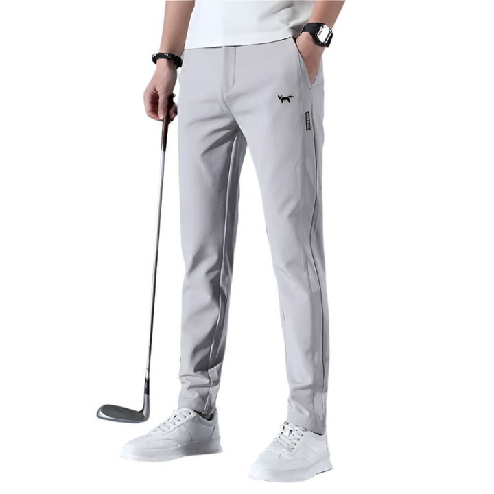 "Herr stretch golfbyxor i andningsbart material, idealiska för fri rörelse på golfbanan. Tillgängliga i flera klassiska färge