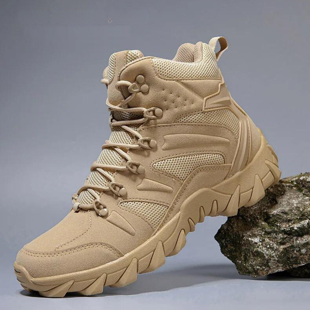 "Herr stridsträningsstövlar i beige, grön, svart. Robust design, hög dragkraft, perfekt för äventyr och vandring."