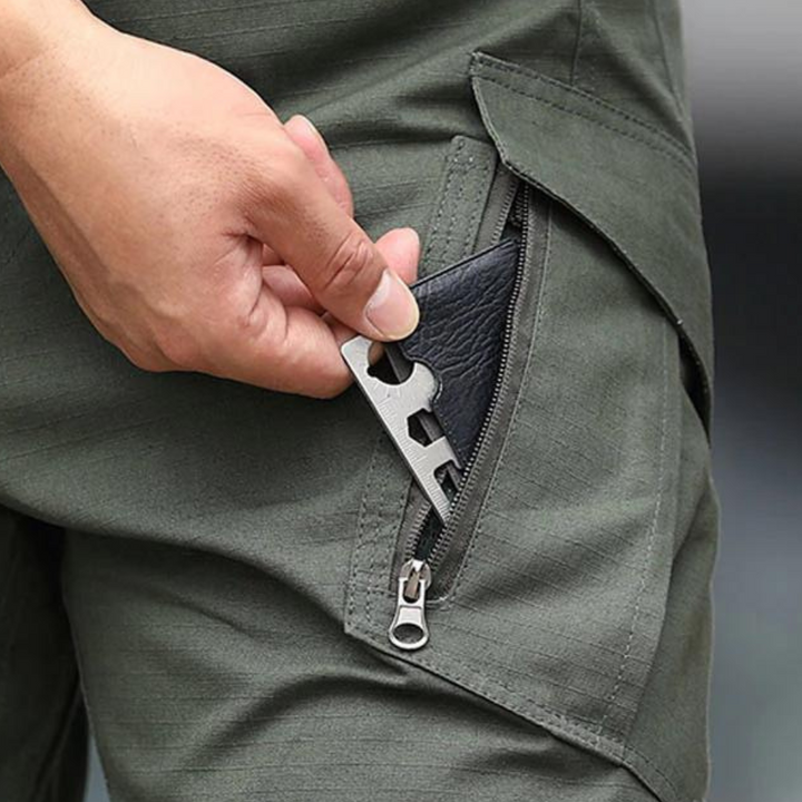 "Herr taktiska vattentäta lastbyxor med många fickor i grön färg, visande slitstark och vattentät design."