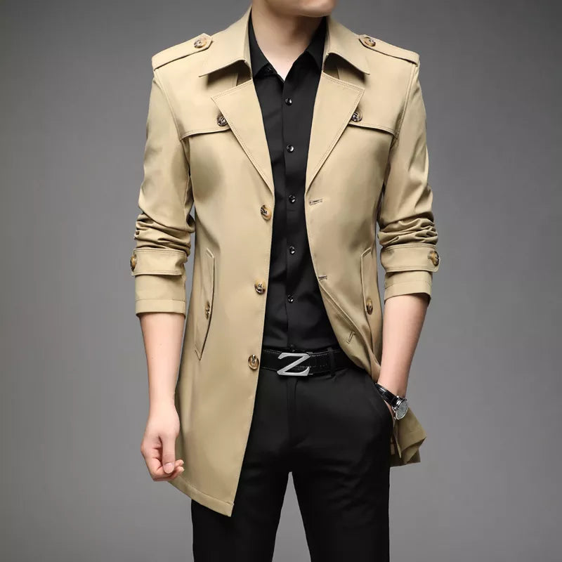 "Herr trenchcoat polyester elegans med klassisk siluett, slät yta och djupa fickor för stil och funktion."