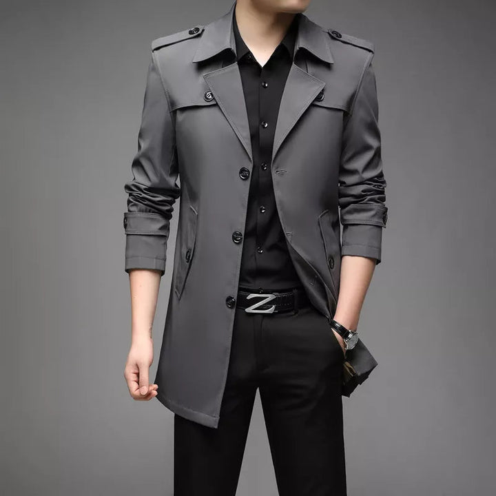 "Herr trenchcoat polyester elegans med klassisk siluett, slät yta och djupa fickor för stil och funktion."