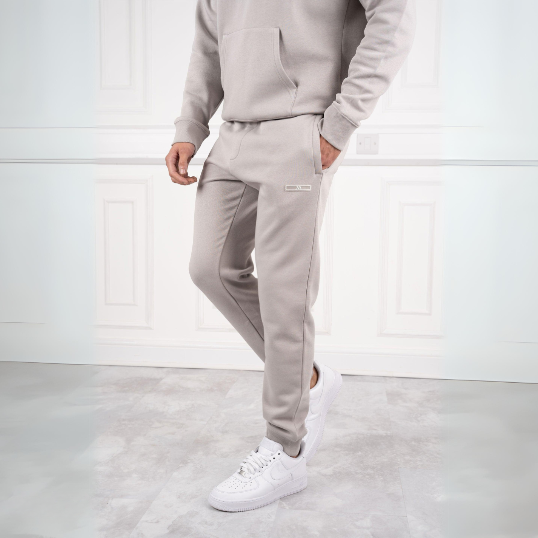 "Herr träningsdräkt slim fit i modern design med elastiskt midjeband för stil och komfort."