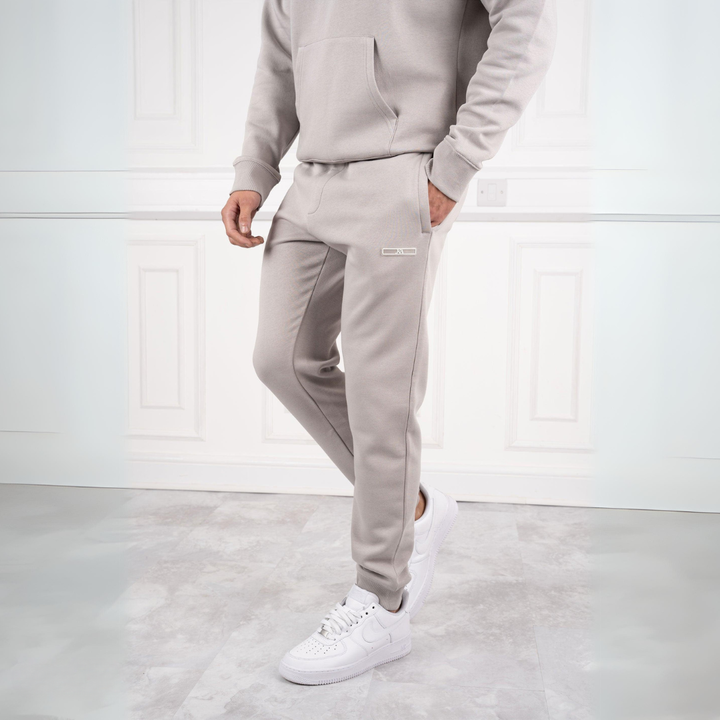 "Herr träningsdräkt slim fit i modern design med elastiskt midjeband för stil och komfort."