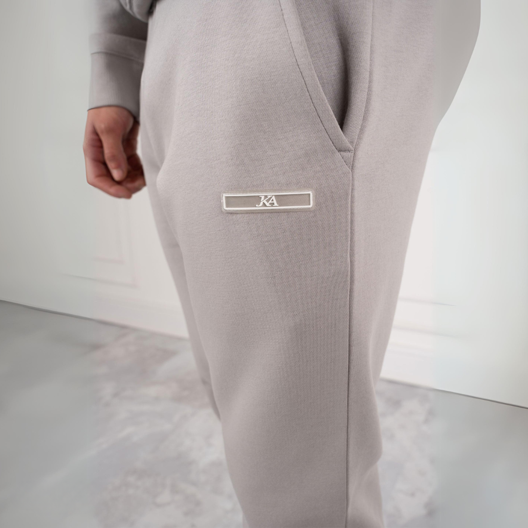"Herr träningsdräkt slim fit i modern design med elastiskt midjeband för stil och komfort."