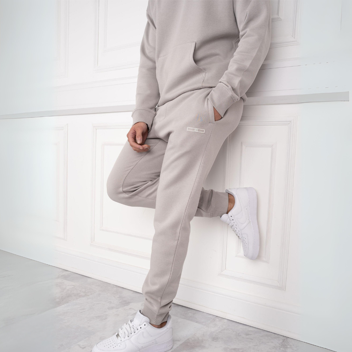 "Herr träningsdräkt slim fit i modern design med elastiskt midjeband för stil och komfort."