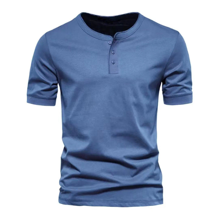 "Herr t-shirt i mjuk bomull med elegant krage, perfekt för avslappnade och formella tillfällen. Stilren och bekväm design."