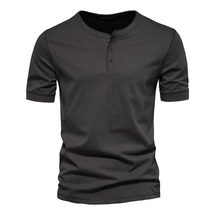 "Herr t-shirt i mjuk bomull med elegant krage, perfekt för avslappnade och formella tillfällen. Stilren och bekväm design."
