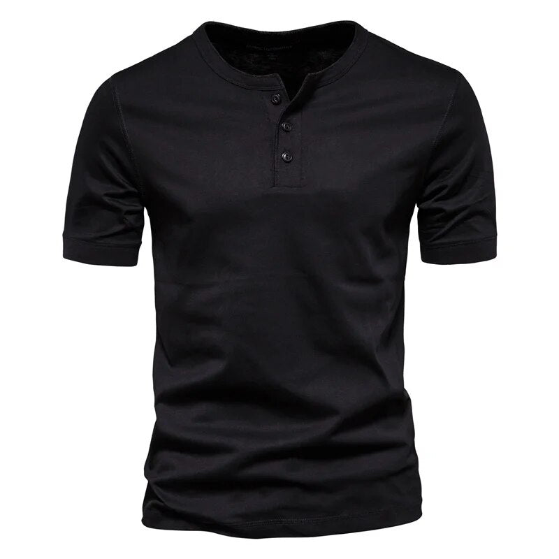 "Herr t-shirt i mjuk bomull med elegant krage, perfekt för avslappnade och formella tillfällen. Stilren och bekväm design."