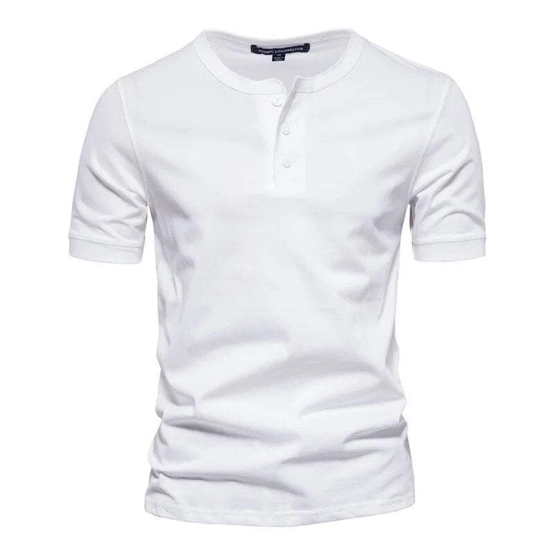 "Herr t-shirt i mjuk bomull med elegant krage, perfekt för avslappnade och formella tillfällen. Stilren och bekväm design."