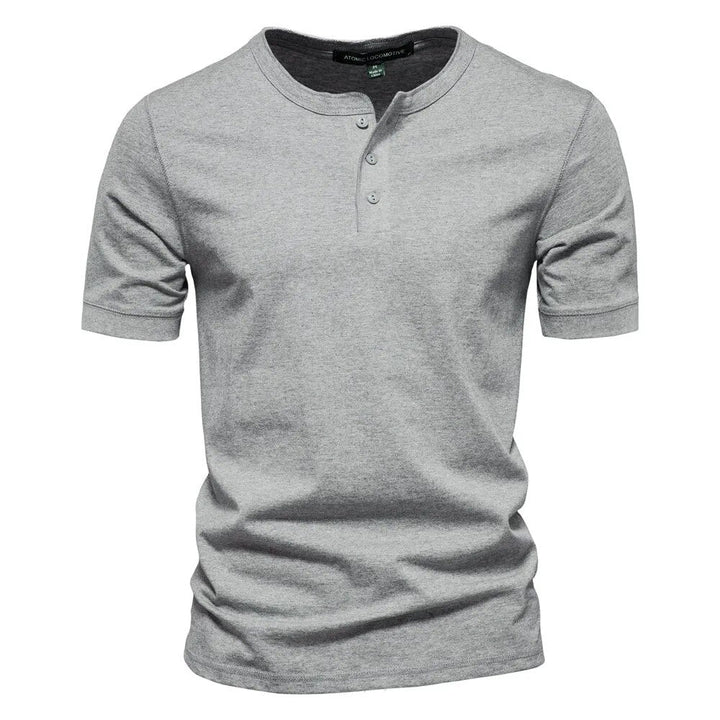 "Herr t-shirt i mjuk bomull med elegant krage, perfekt för avslappnade och formella tillfällen. Stilren och bekväm design."