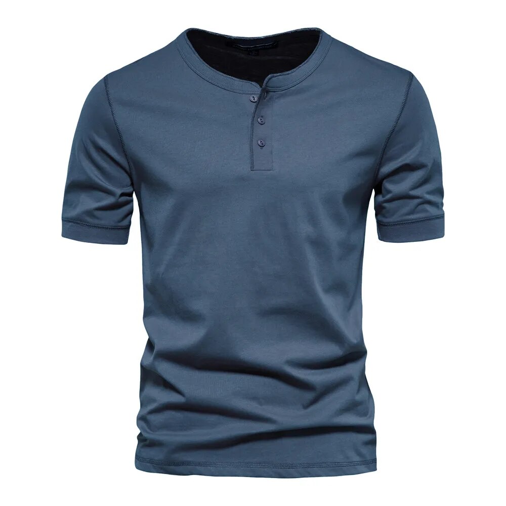 "Herr t-shirt i mjuk bomull med elegant krage, perfekt för avslappnade och formella tillfällen. Stilren och bekväm design."