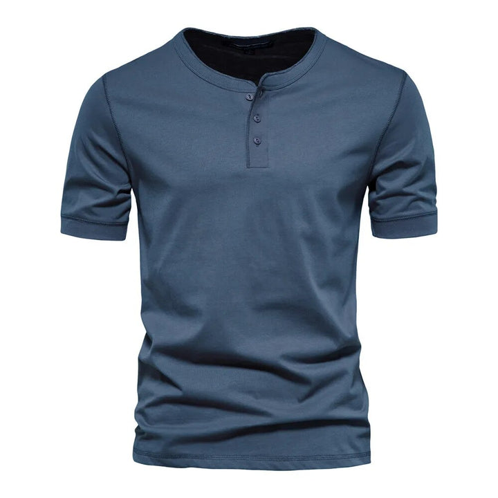 "Herr t-shirt i mjuk bomull med elegant krage, perfekt för avslappnade och formella tillfällen. Stilren och bekväm design."