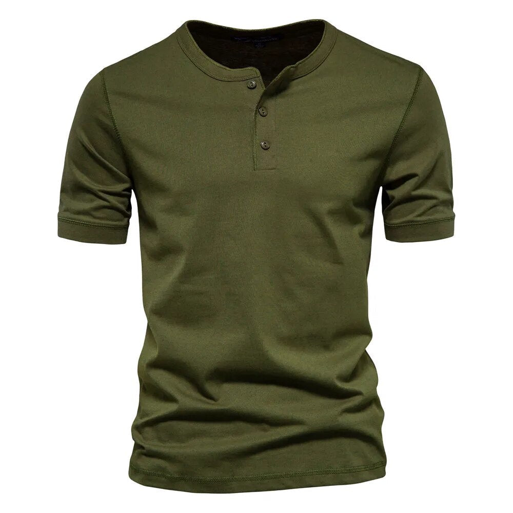 "Herr t-shirt i mjuk bomull med elegant krage, perfekt för avslappnade och formella tillfällen. Stilren och bekväm design."