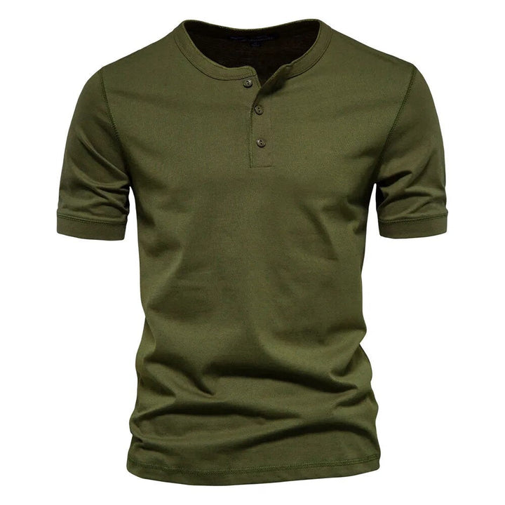 "Herr t-shirt i mjuk bomull med elegant krage, perfekt för avslappnade och formella tillfällen. Stilren och bekväm design."