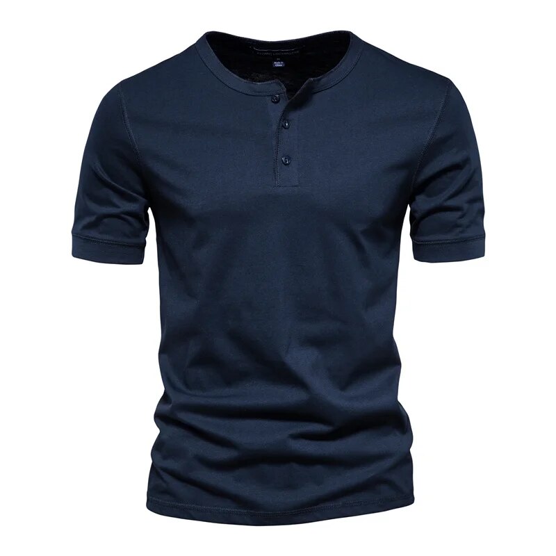 "Herr t-shirt i mjuk bomull med elegant krage, perfekt för avslappnade och formella tillfällen. Stilren och bekväm design."