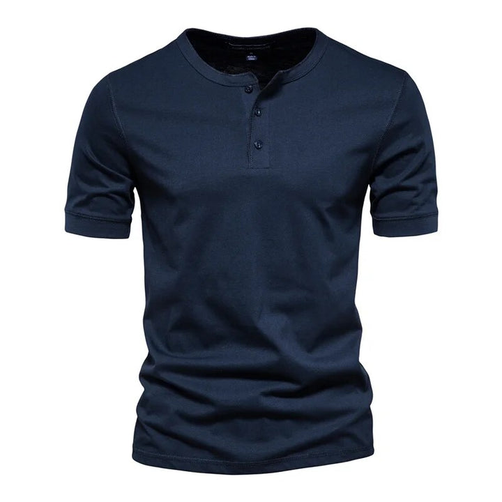 "Herr t-shirt i mjuk bomull med elegant krage, perfekt för avslappnade och formella tillfällen. Stilren och bekväm design."
