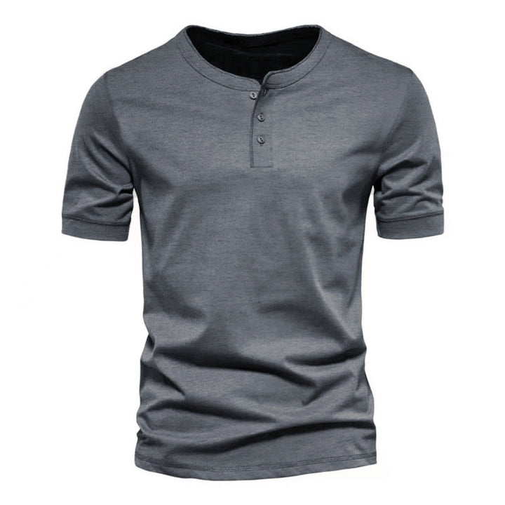 "Herr t-shirt i mjuk bomull med elegant krage, perfekt för avslappnade och formella tillfällen. Stilren och bekväm design."