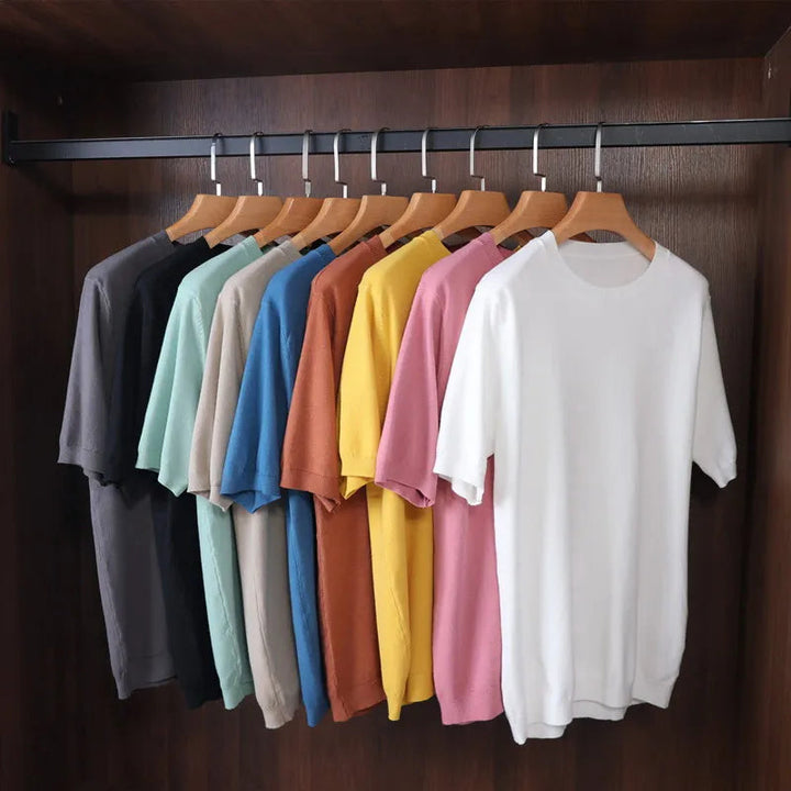 "Herr t-shirt med rund hals i mjukt material, klassisk design, andningsbar, idealisk för lager-på-lager-stil."