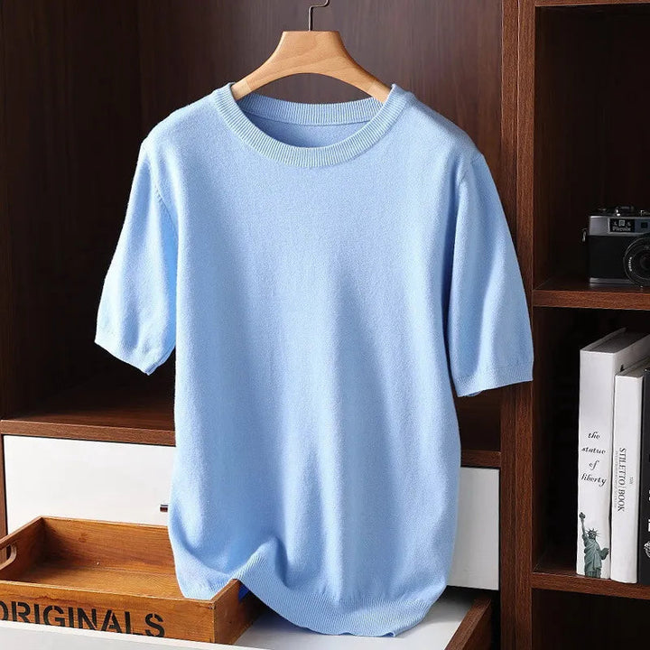 "Herr t-shirt med rund hals i mjukt material, klassisk design, andningsbar, idealisk för lager-på-lager-stil."
