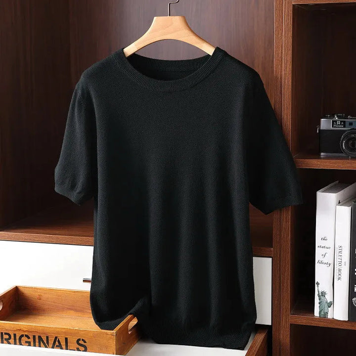 "Herr t-shirt med rund hals i mjukt material, klassisk design, andningsbar, idealisk för lager-på-lager-stil."