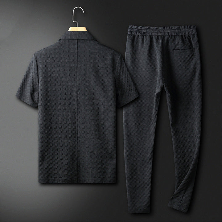 "Herr tvådelad kostym i svart med geometriskt mönster, bekväm polyester, elegant och trendig för sommarevenemang."