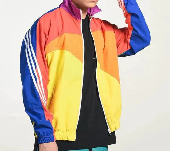 "Herr vindjacka i retro stil, lätt polyester, vindavvisande, stilren design för urbana äventyr och naturutflykter."