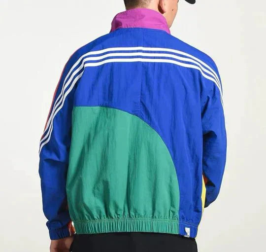 "Herr vindjacka i retro stil, lätt polyester, vindavvisande, stilren design för urbana äventyr och naturutflykter."