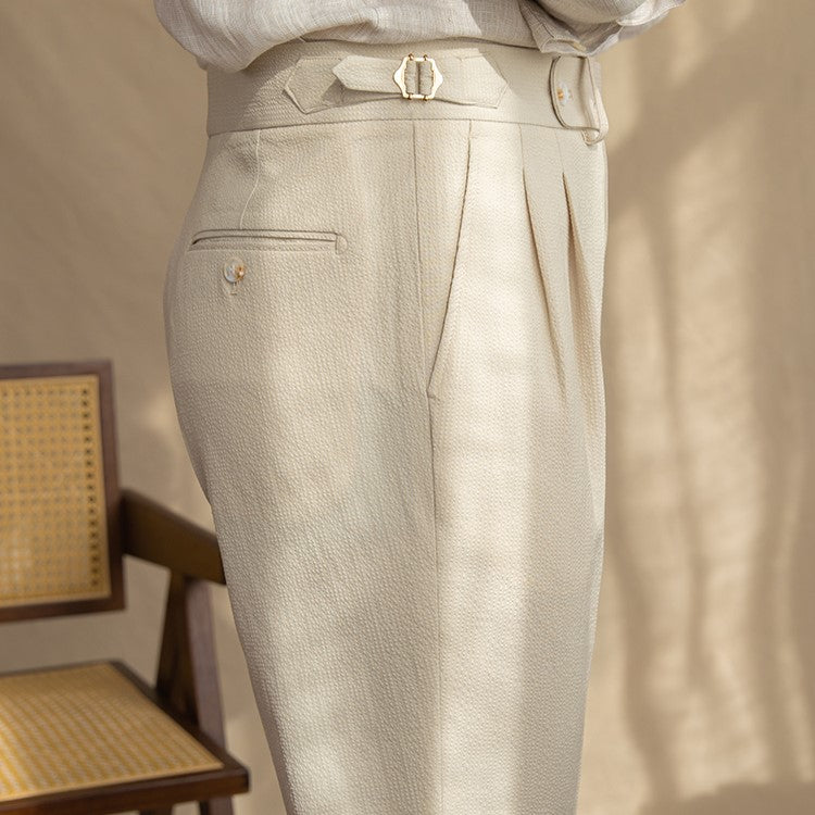 "Herr vintage byxor hög midja, raka ben, framsida i beige och blå nyans, stilren och tidlös design."