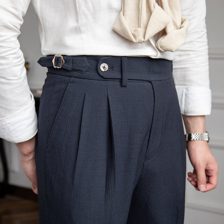 "Herr vintage byxor hög midja, raka ben, framsida i beige och blå nyans, stilren och tidlös design."