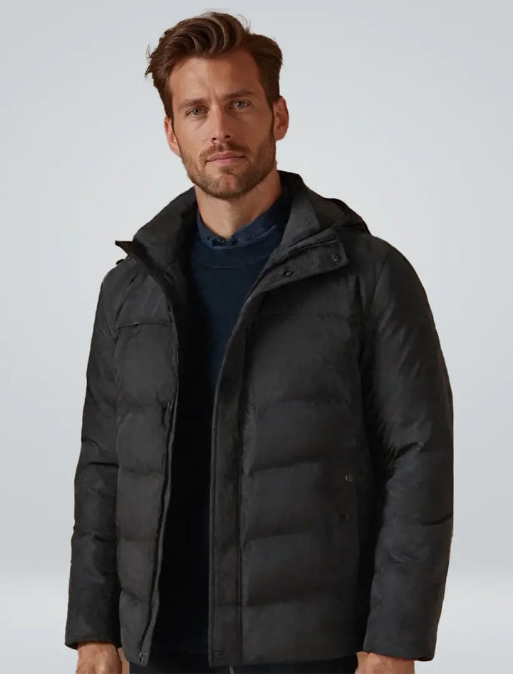 "Herr vinterkappa parkas med justerbar huva, rymliga fickor och stilren design, perfekt för kalla vinterdagar."
