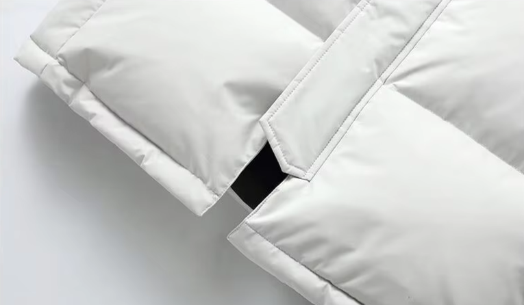 "Herr vinterkappa puffer parka, lång design, stilfull och varm, perfekt för vinter, kombinerad med jeans och stövlar."
