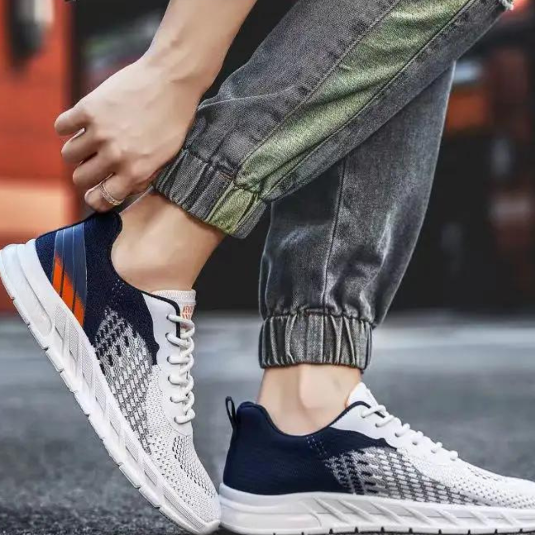 "Herrandningsbara stickade sportskor med flyknit ovandel, gummisula och snörning för stil och komfort vid träning."
