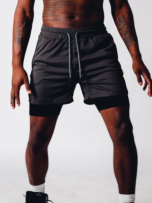 "Herrar 2-i-1 sportshorts, fuktdränerande, elastisk midja, stilren design i flera färger, rörelsefrihet för träning."