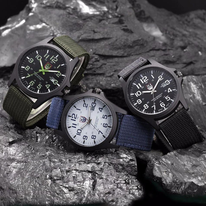 "Herrar militärt armbandsur med lysande urtavla, stoppur, rostfritt stål och silikonrem, perfekt för äventyr och vardagsbruk.