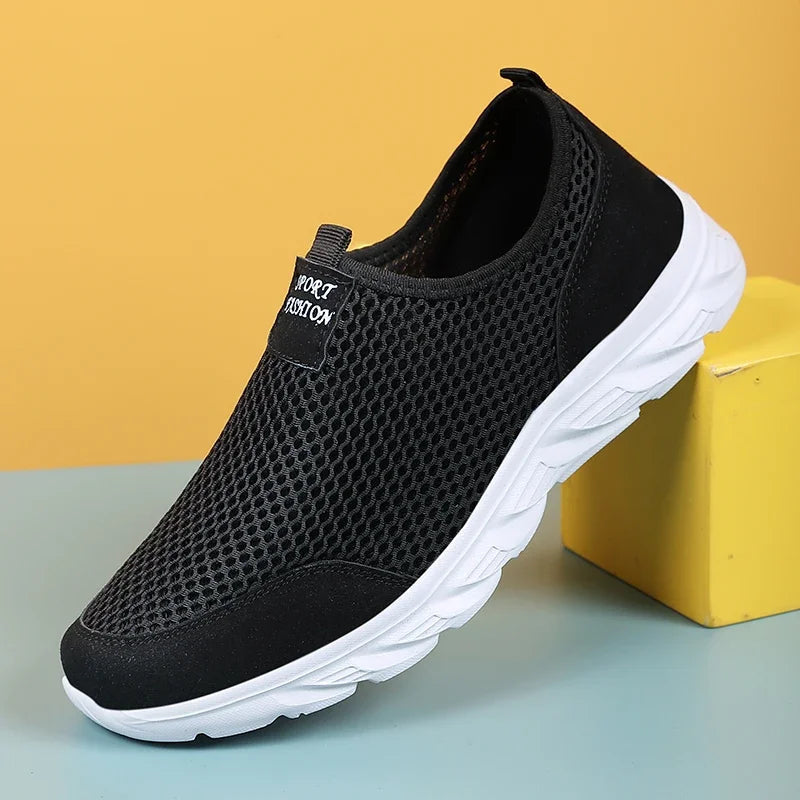 "Herrarnas slip-on mesh löparskor med lätt EVA-sula, perfekt för sommaraktiviteter, andningsbar och stilren design."