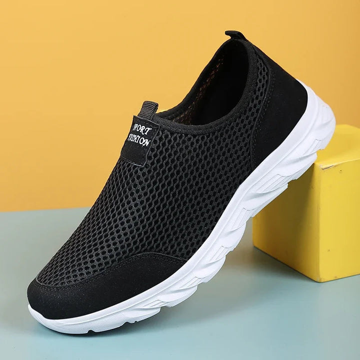 "Herrarnas slip-on mesh löparskor med lätt EVA-sula, perfekt för sommaraktiviteter, andningsbar och stilren design."