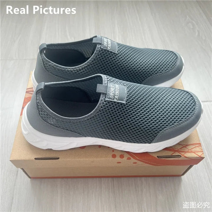 "Herrarnas slip-on mesh löparskor med lätt EVA-sula, perfekt för sommaraktiviteter, andningsbar och stilren design."