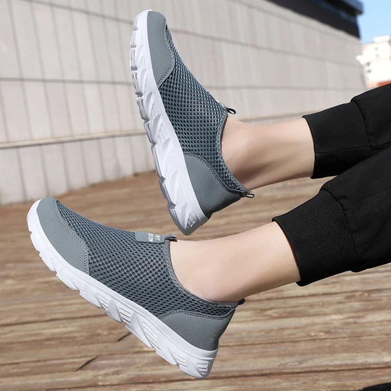 "Herrarnas slip-on mesh löparskor med lätt EVA-sula, perfekt för sommaraktiviteter, andningsbar och stilren design."