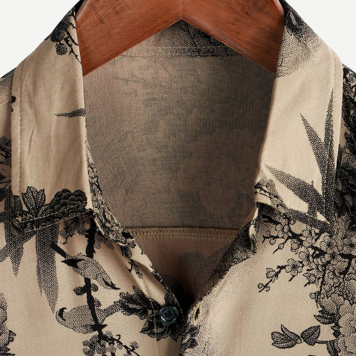 "Herrblom T-shirt med korta ärmar, blommigt mönster, lätt och stretchigt tyg, idealisk för vardag och avkoppling."