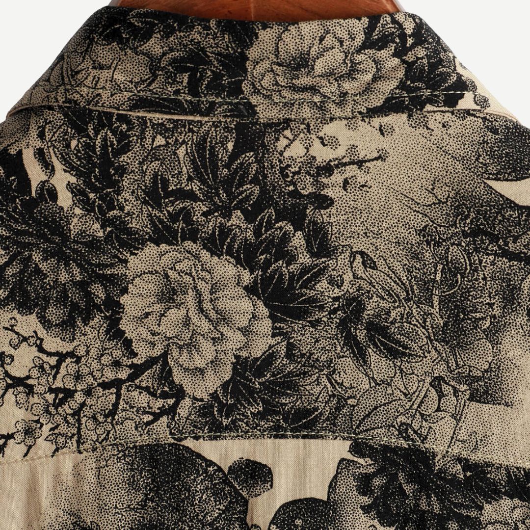 "Herrblom T-shirt med korta ärmar, blommigt mönster, lätt och stretchigt tyg, idealisk för vardag och avkoppling."