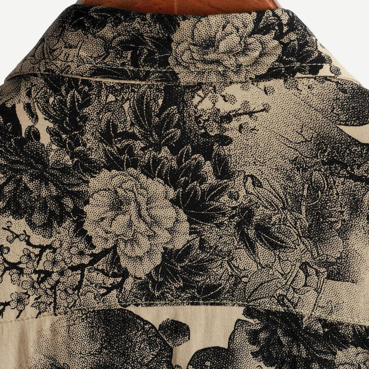"Herrblom T-shirt med korta ärmar, blommigt mönster, lätt och stretchigt tyg, idealisk för vardag och avkoppling."