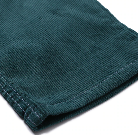 Herrbyxor i avslappnad stil med färgglada lappar, perfekta för en trendig och personlig look.