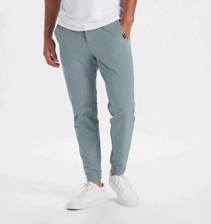 "Herrbyxor i modern passform av beige bomullsblandning, italiensk stil, för elegant och sofistikerad look."