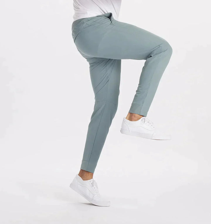 "Herrbyxor i modern passform av beige bomullsblandning, italiensk stil, för elegant och sofistikerad look."
